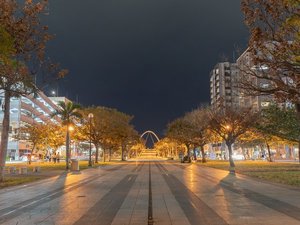 ホテル目の前の遊歩道は、夜でも街灯が点いており、安心してお買い物に出かけられます。