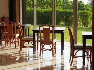 【お食事会場】緑を望む開放的なお食事スペースでは、朝食やウェルカムサービスをご提供
