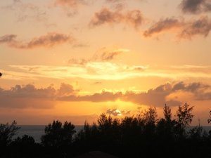 海へ沈む綺麗な夕日と満天の星空が自慢のホテルです