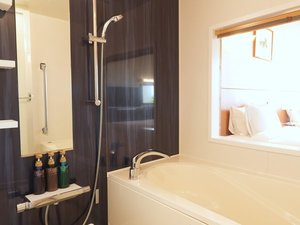 【全室独立バスルーム】足をしっかりと伸ばせる広々としたバスルーム付き