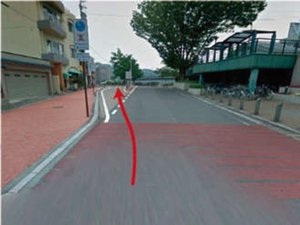 道なりに進み川がみえたら側道へ!