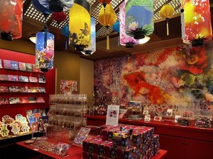 「蜷川実花 with EiM×道後温泉 DOGO ART」開催中!令和9年2月末まで。道後温泉本館前にグッズショップも♪