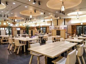 道を挟んで隣接する姉妹館「花ゆづき」の中にあるダイニングでお食事をご準備いたします。