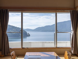 ◆セミスイート|最上階デラックスルームの大きな窓から臨む、瀬戸内の空と海をお楽しみください。