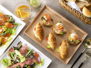 【朝食ビュッフェ(一例)】片手で食べられる「クロワッサンサンド」など、彩り豊かな洋食もございます