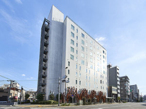 ホテル外観(昼)|東京スカイツリーから徒歩圏内、4路線が乗り入れる押上駅B3出口より徒歩3分。