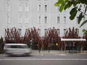 ホテル外観|都会の街並みに際立つ、斬新な木組みのファサードが目印のデザイナーズホテル