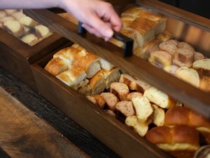 ラウンジ|時間ごとに焼き上げる約12種のパンは、訪れる時間で異なるフレーバーをお愉しみください