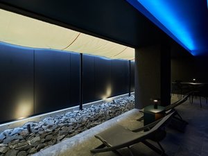 深さ90cmの水風呂、外気浴のできるテラスを完備。