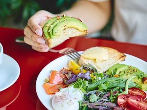 スモークサーモン&アボカドとポーチドエッグ