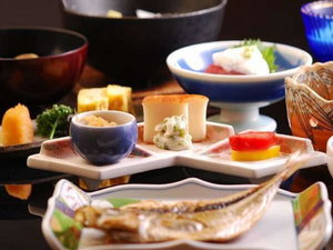【朝食】地魚の干物と小鉢が並びます