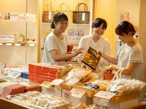 売店ではお土産の他、お酒のおつまみやホテルオリジナル商品などを販売しております。