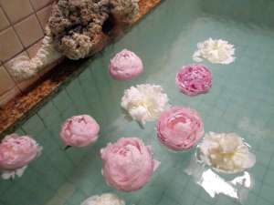 *花を浮かべたお風呂