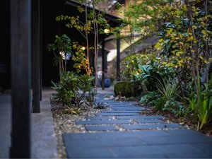 石畳を歩くと、木々の香りと灯りが優しく迎えてくれます