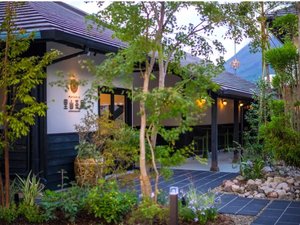 緑に包まれた静かな外観。自然と調和する里山の宿