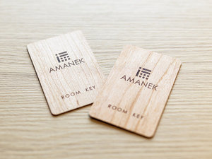 木製の客室カードキー こちらを使ってHEYAZUKE(アマネクオリジナルサービス)