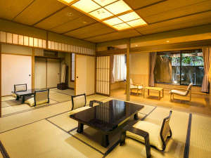 【露天風呂付貴賓室】ゆったりとくつろげる2間続きのお部屋です。足湯もございます。