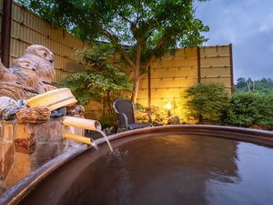 【貸切露天風呂「壮健の湯」】山々に囲まれた露天風呂では四季の移ろいを感じられます。