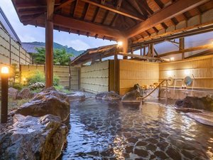 【女性用露天風呂「美人の湯」】清涼な山の空気の中、上質な湯を心ゆくまでご堪能ください。