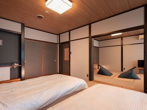 【小上がりベッド付2間和室(10+8畳)】二間の広々客室なので2世代旅行にもおすすめ。
