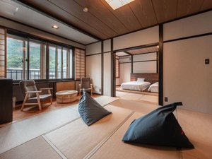 【小上がりベッド付2間和室(10+8畳)】当館で一番広いお部屋をご用意いたします。