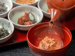 【夜鳴き茶漬け】定番のお茶漬けが焼きおにぎり茶漬けになる日も…?!