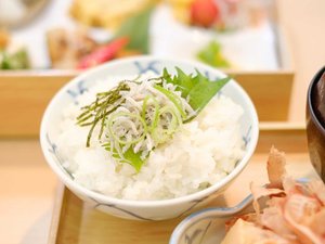 和朝食「愛媛の恵み朝御膳」のご飯とお味噌汁はお替り自由です!
