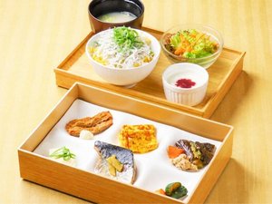 レストラン「RAF LOUNGE」地元の新鮮な食材を使った、「愛媛の恵み朝御膳」