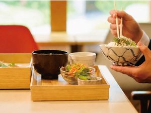 レストラン「RAF LOUNGE」地元の新鮮な食材を使った、「愛媛の恵み朝御膳」