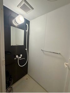 aeruルーム・青丹25平米はシャワーのみ、浴槽なしのお部屋です。お手洗いは別スペースにございます。