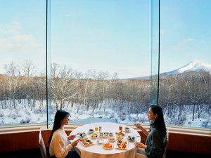 【朝食ブッフェ】 会場の壁一面の窓越しには秀峰「駒ケ岳」の美しい景観がご覧いただけます。