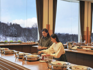 【朝食ブッフェ】シェフがセレクトをした海の幸、山の幸を使った多彩なブッフェ。