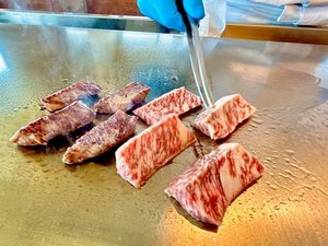 牛鉄板焼き・カットステーキをライブキッチンで