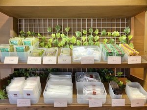 フロント横にアメニティコーナーがあります。ヘアブラシ・化粧水などをご用意しております。