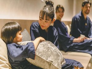 【温泉ラウンジ】ご家族でゆったりお過ごしいただける広々スペース