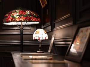 ロビーに飾られるステンドグラスがイタリア軒に彩りを与える