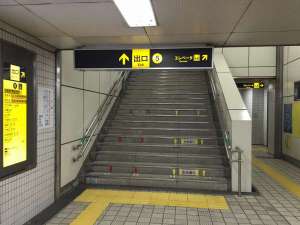 【A5番出口から上がります。 エレベーターもあります】