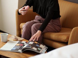 客室一例【スーペリアキング】居心地のいいお部屋でゆっくりおくつろぎください。