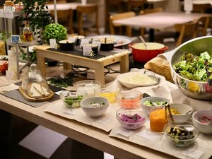 トルティーヤに色とりどりの野菜を挟んで、ヘルシーなラップスタイルに