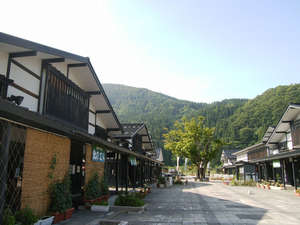 *当館に隣接する工芸館付近。広い道には、伝統品などを取り扱ったお店が立ち並びます。