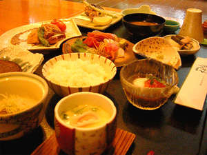 *お夕食(会席料理)一例。季節ごとの味を生かした品々が並びます!