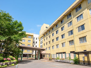 宿泊棟は黄色い建物が目印