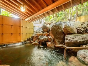 【大浴場:木もれ日の湯】露天風呂:湯の滝を眺めながらあわらの湯につかり、日々の疲れを癒してください。