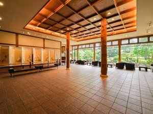 【エントランスロビー】広々とした重厚感のあるロビーにてお客様をお出迎えいたします。