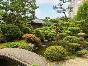 【離れ松風庵】お庭から覗く、旧き良き日本家屋を感じさせる伝統客室。室内からも庭園の四季を楽しめます。