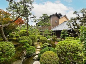 【庭園】お庭が自慢のお宿です。四季折々の庭園の風情をお楽しみください。