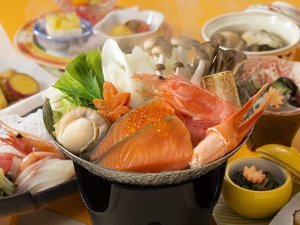2025年9月〜11月:笑福御膳(海鮮メイン)イメージ 北海道の海の幸を贅沢に味わう海鮮鍋。