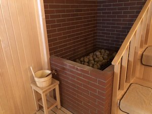 ロウリュウサウナを完備。熱したサウナストーンに水をかけると、立ちのぼる蒸気が発汗を促します。