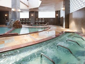 気泡風呂や寝湯など多彩な湯船が揃い、旅の疲れをじんわりと癒してくれます。