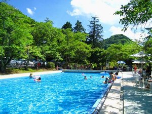 【プールリゾート】混雑を離れて心ほどける贅沢。美しい自然に囲まれたプールでゆったり流れる夏時間を